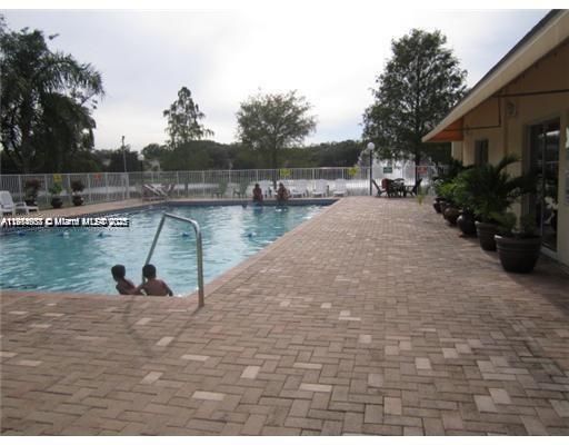 Active With Contract: $1,720 (2 beds, 1 baths, 749 Square Feet)