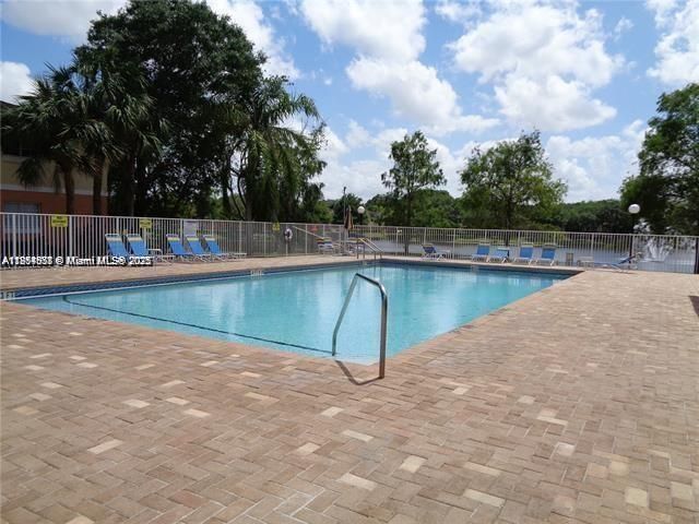 Active With Contract: $1,720 (2 beds, 1 baths, 749 Square Feet)