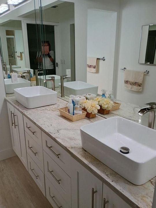 Beautiful vanity lots of room