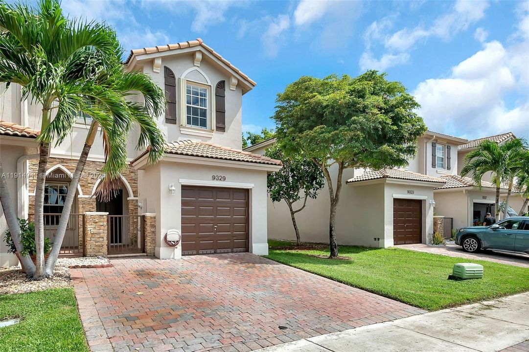 Active With Contract: $2,975 (3 beds, 2 baths, 1416 Square Feet)