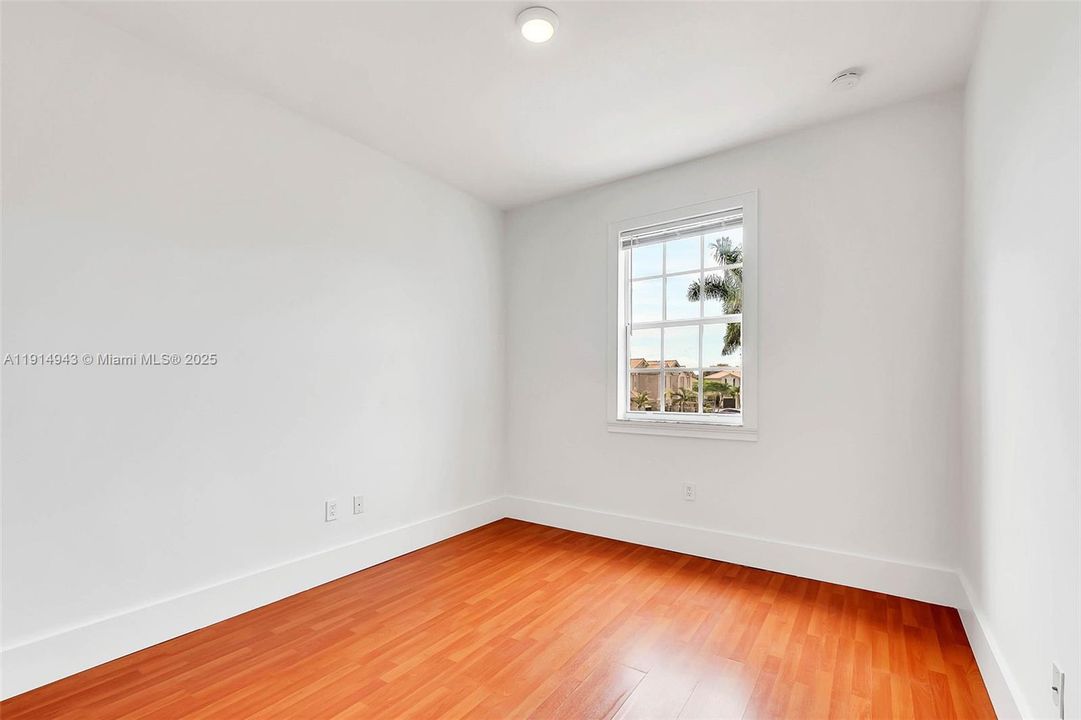 Active With Contract: $2,975 (3 beds, 2 baths, 1416 Square Feet)