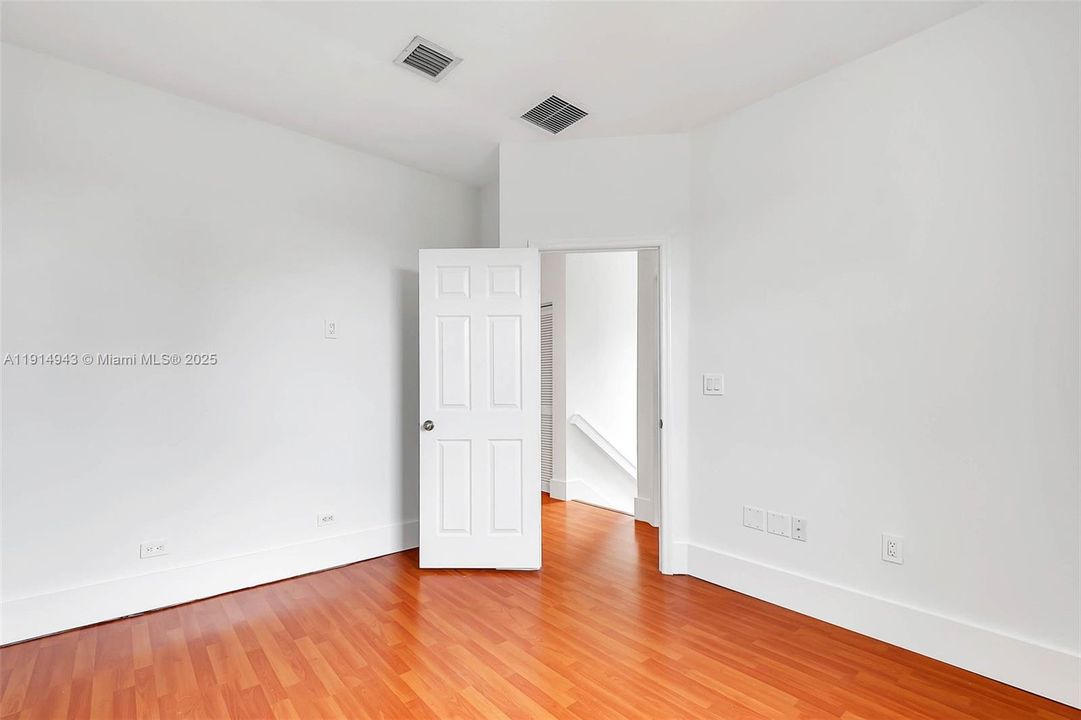 Active With Contract: $2,975 (3 beds, 2 baths, 1416 Square Feet)