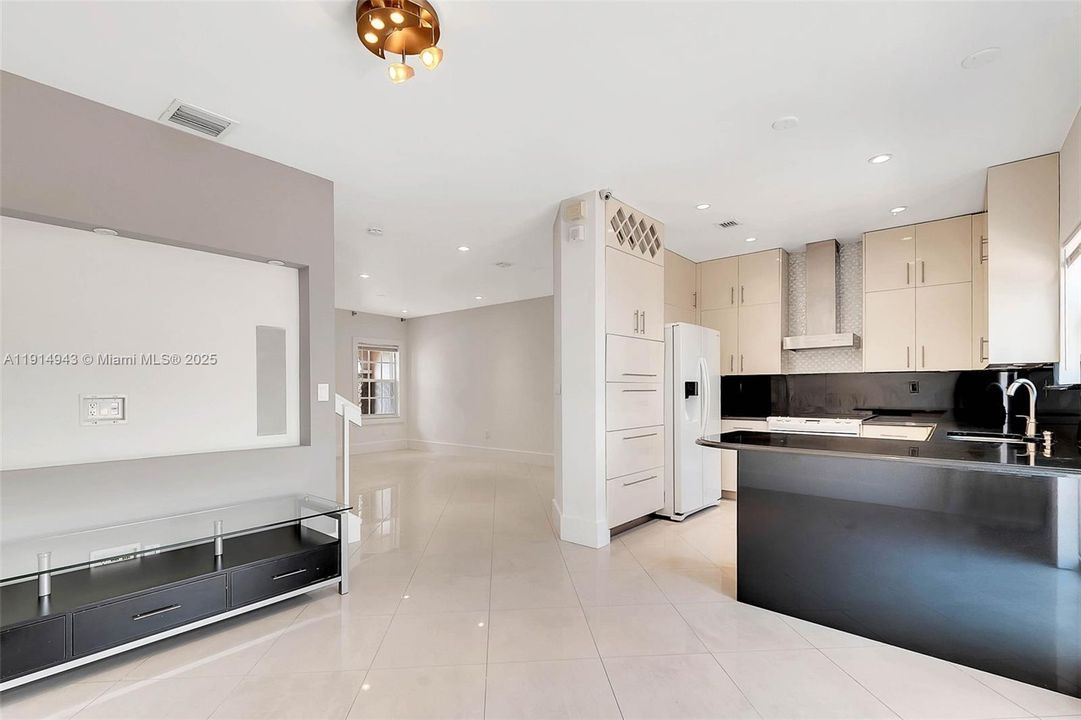 Active With Contract: $2,975 (3 beds, 2 baths, 1416 Square Feet)