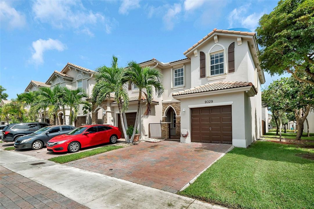 Active With Contract: $2,975 (3 beds, 2 baths, 1416 Square Feet)