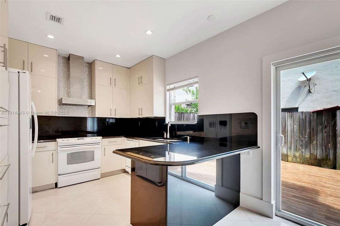 Active With Contract: $2,975 (3 beds, 2 baths, 1416 Square Feet)