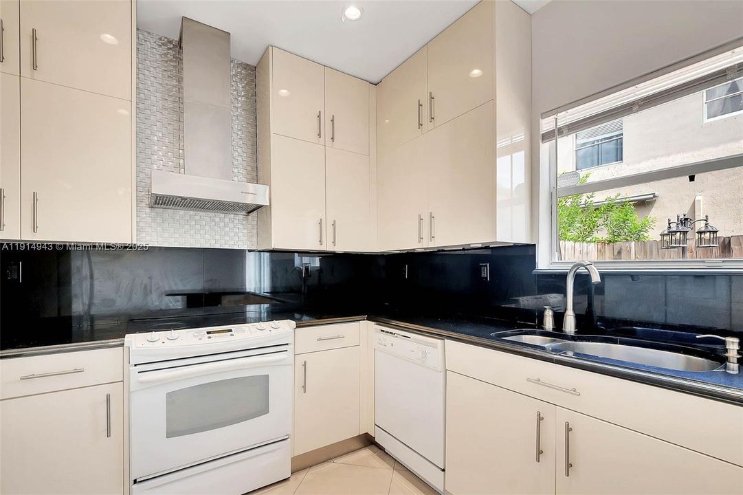 Active With Contract: $2,975 (3 beds, 2 baths, 1416 Square Feet)