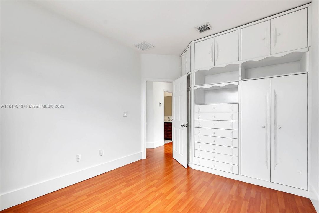 Active With Contract: $2,975 (3 beds, 2 baths, 1416 Square Feet)