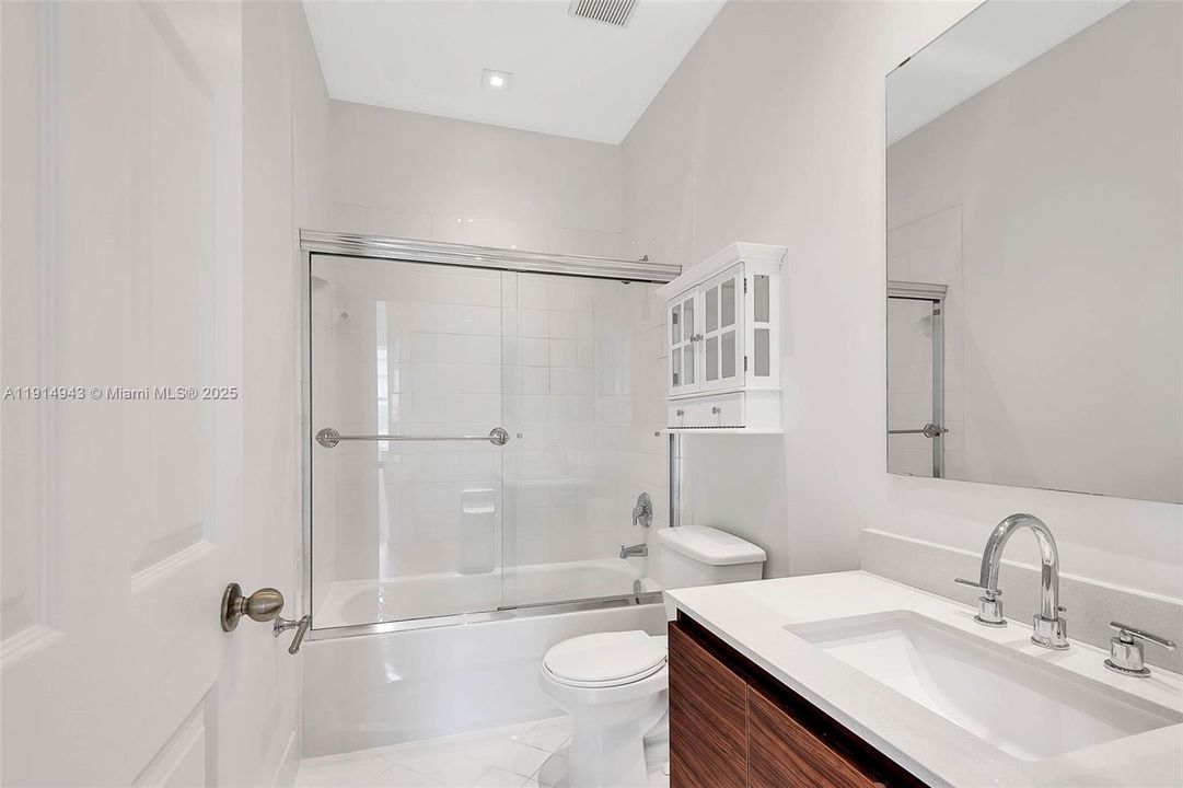 Active With Contract: $2,975 (3 beds, 2 baths, 1416 Square Feet)