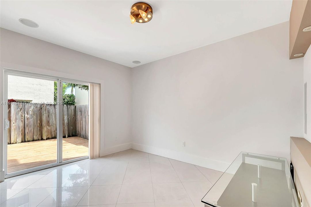 Active With Contract: $2,975 (3 beds, 2 baths, 1416 Square Feet)