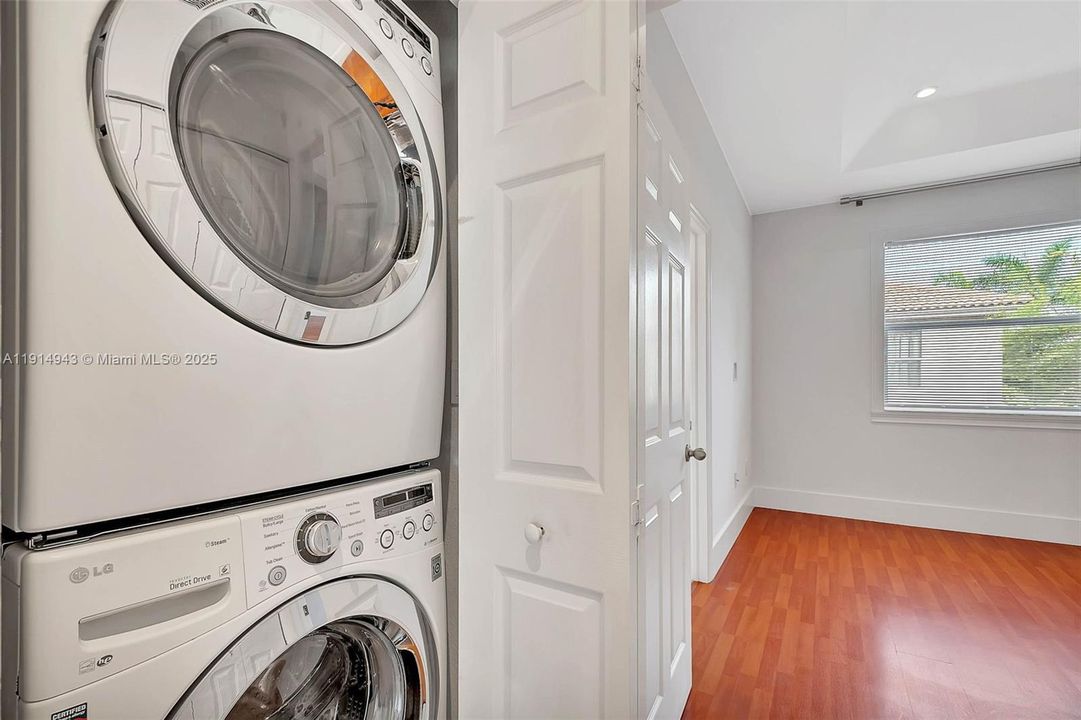 Active With Contract: $2,975 (3 beds, 2 baths, 1416 Square Feet)