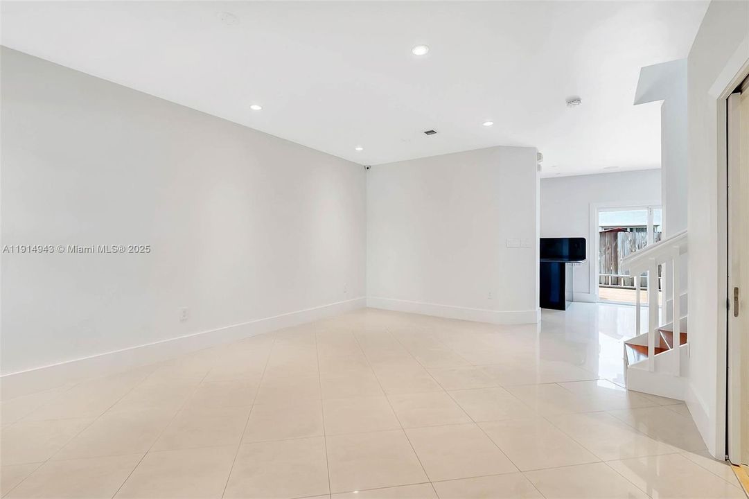 Active With Contract: $2,975 (3 beds, 2 baths, 1416 Square Feet)