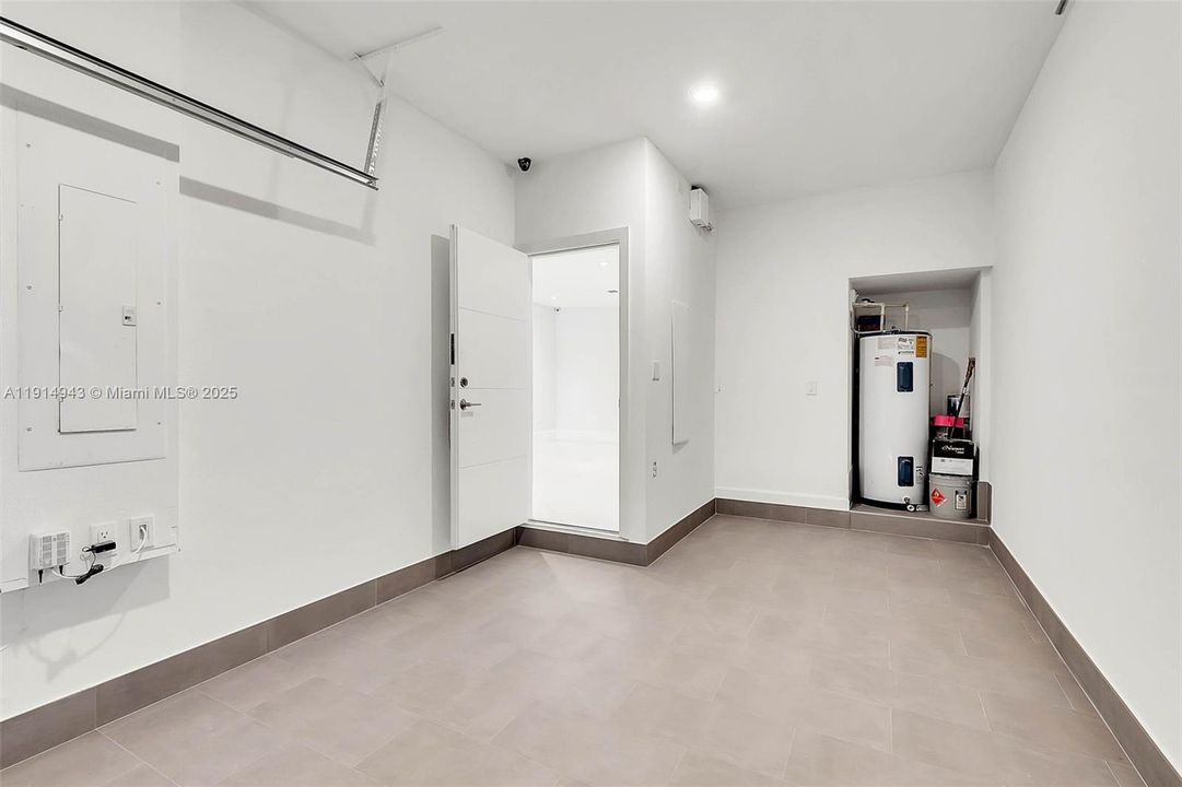 Active With Contract: $2,975 (3 beds, 2 baths, 1416 Square Feet)