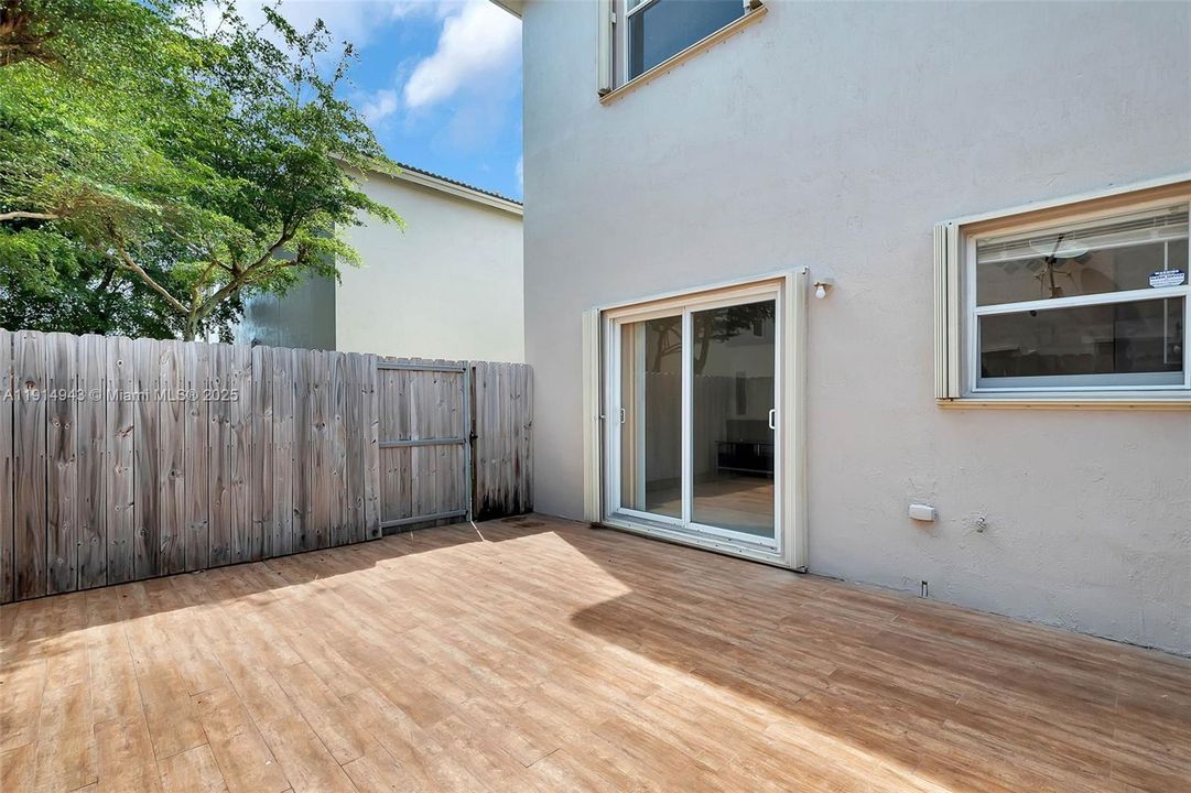 Active With Contract: $2,975 (3 beds, 2 baths, 1416 Square Feet)