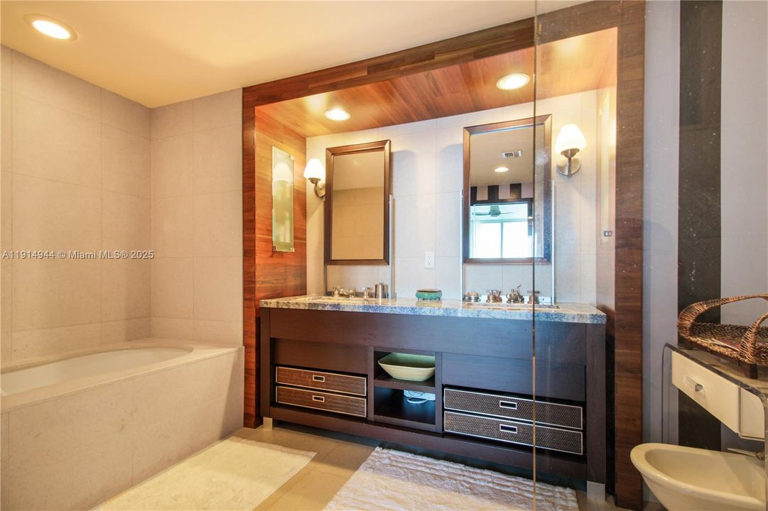 For Sale: $1,499,000 (2 beds, 2 baths, 1084 Square Feet)