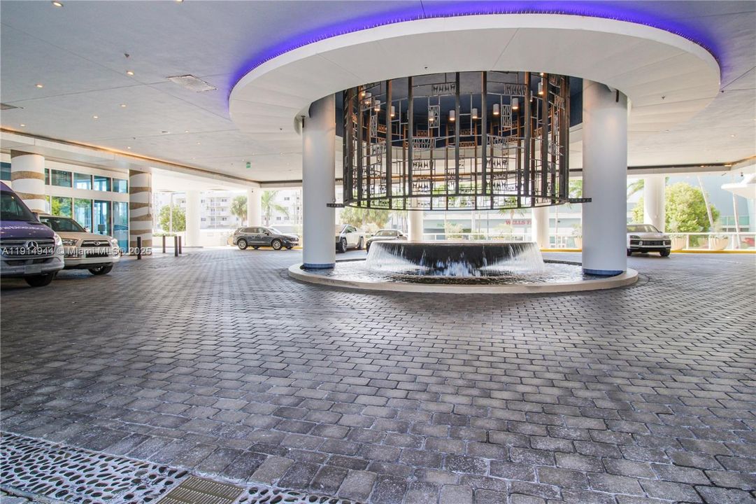 For Sale: $1,499,000 (2 beds, 2 baths, 1084 Square Feet)