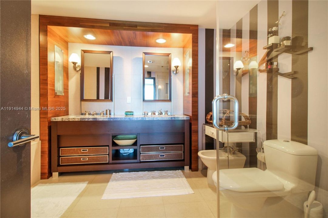 For Sale: $1,499,000 (2 beds, 2 baths, 1084 Square Feet)