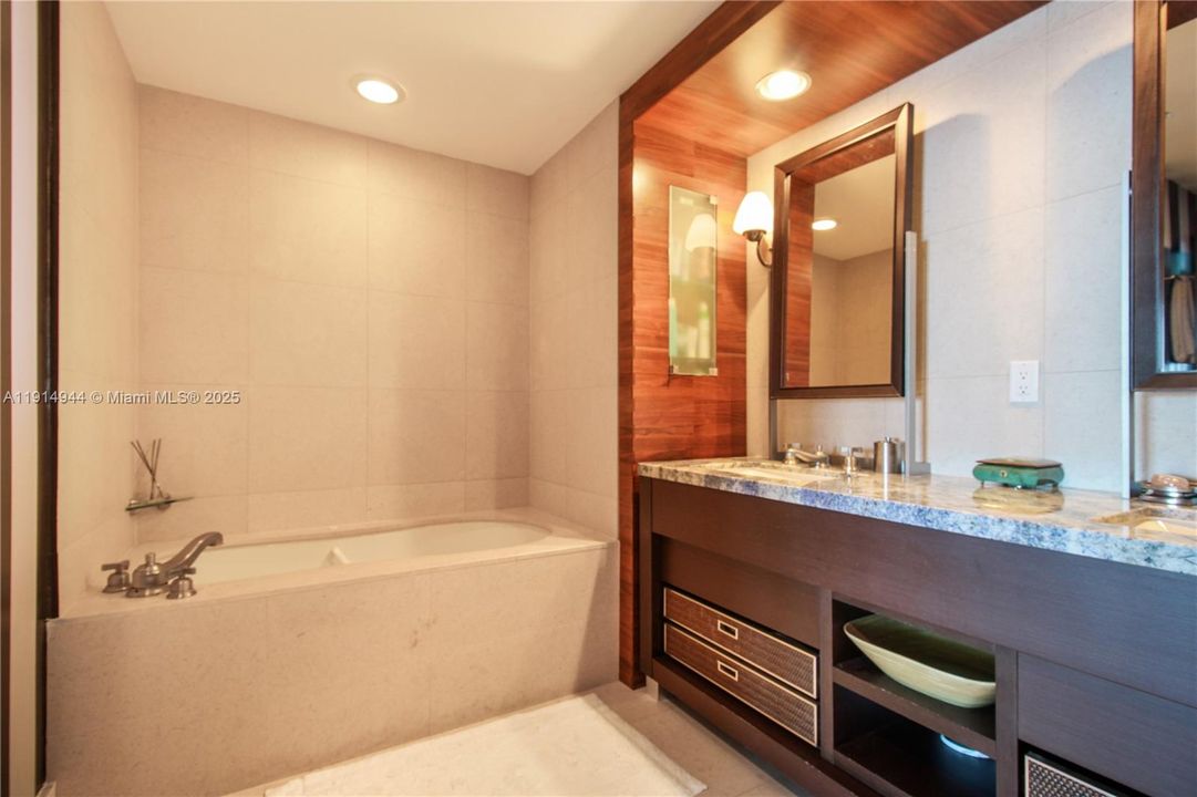 For Sale: $1,499,000 (2 beds, 2 baths, 1084 Square Feet)