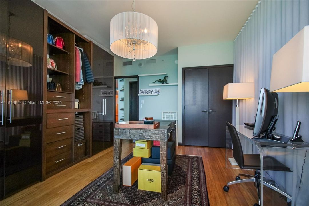 For Sale: $1,499,000 (2 beds, 2 baths, 1084 Square Feet)