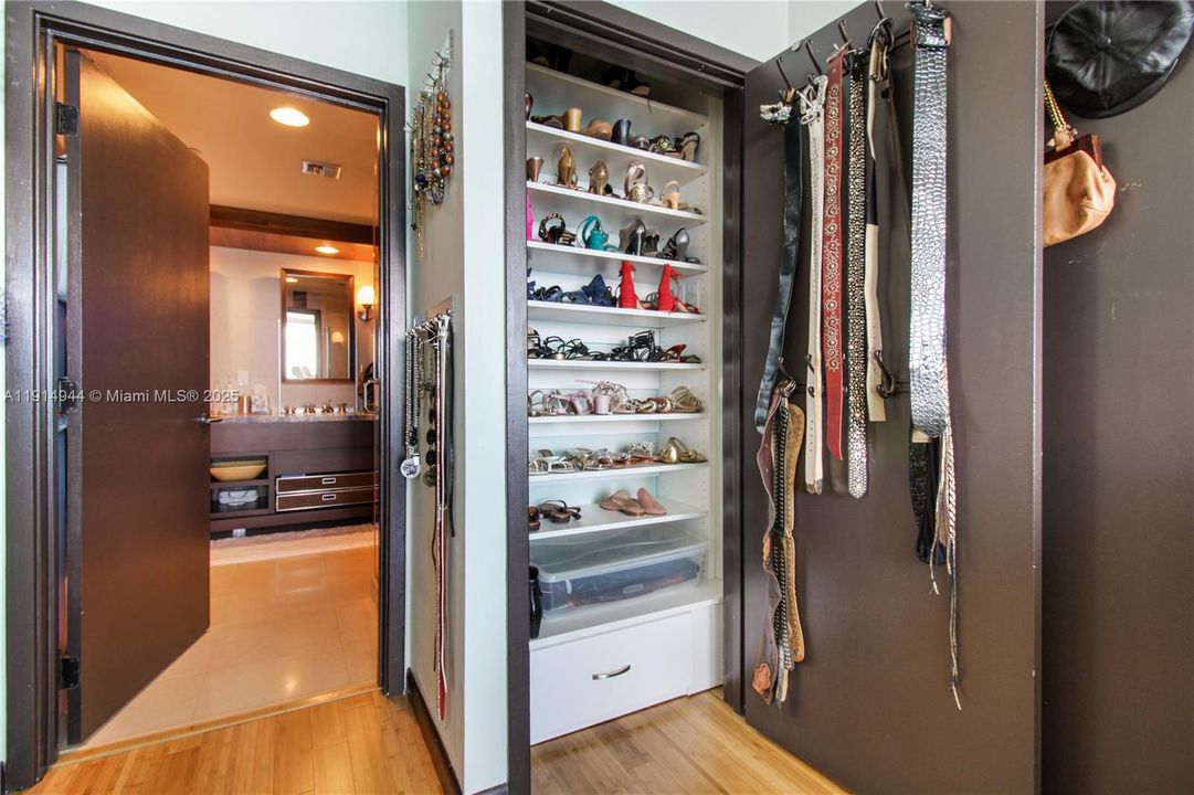 For Sale: $1,499,000 (2 beds, 2 baths, 1084 Square Feet)