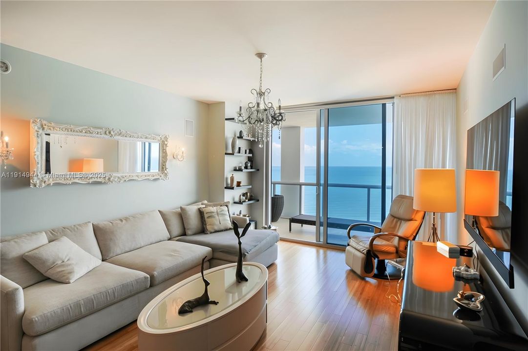 For Sale: $1,499,000 (2 beds, 2 baths, 1084 Square Feet)