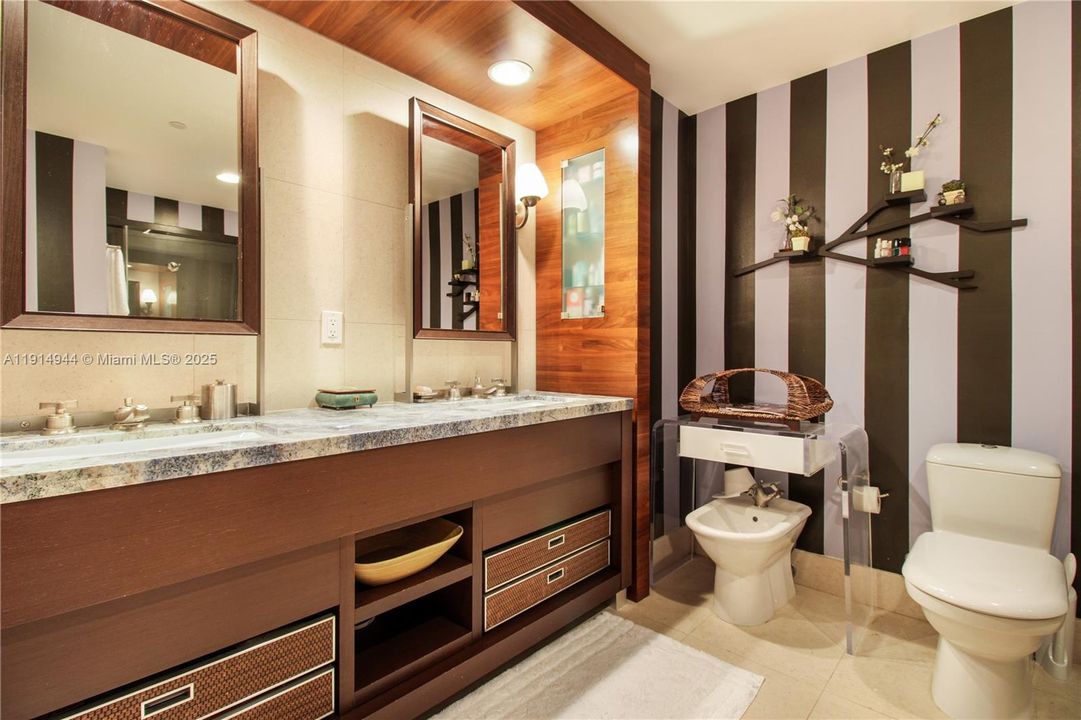 For Sale: $1,499,000 (2 beds, 2 baths, 1084 Square Feet)