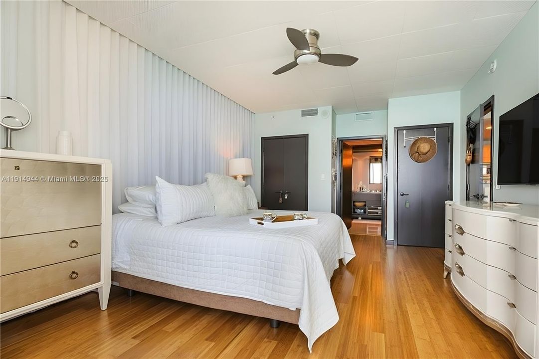 For Sale: $1,499,000 (2 beds, 2 baths, 1084 Square Feet)