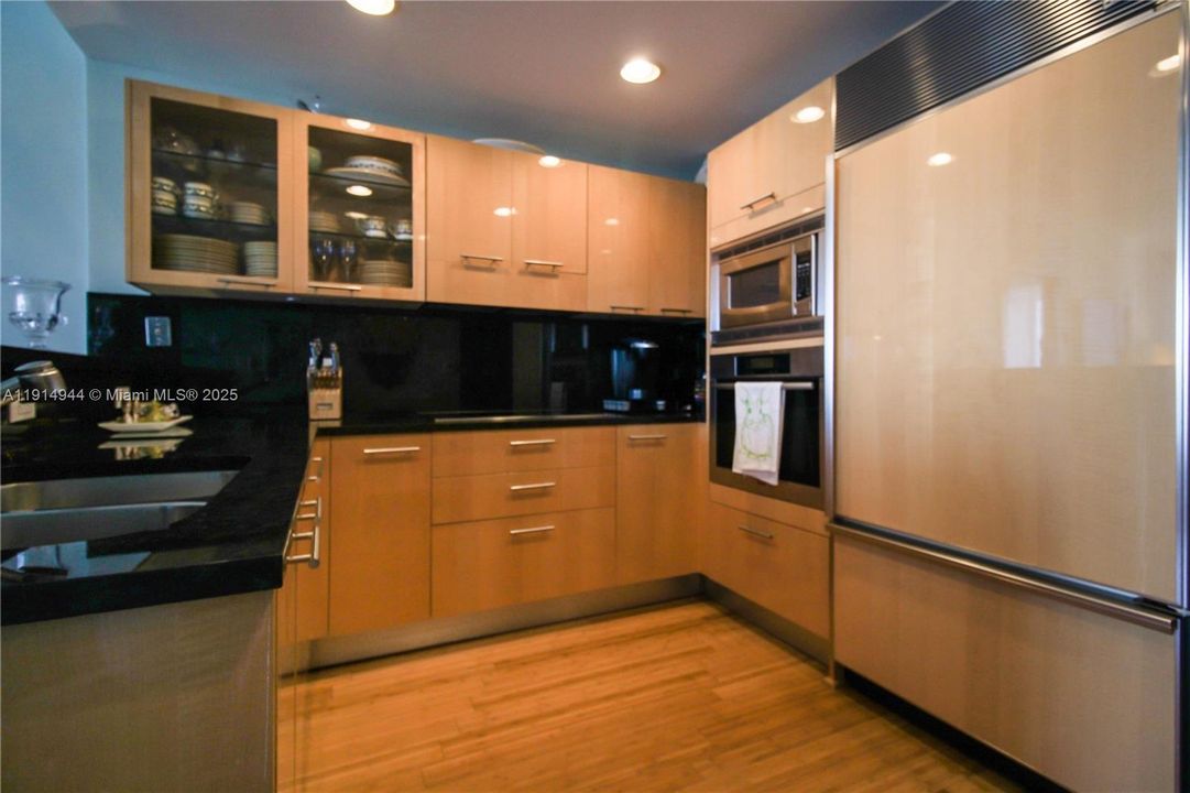 For Sale: $1,499,000 (2 beds, 2 baths, 1084 Square Feet)