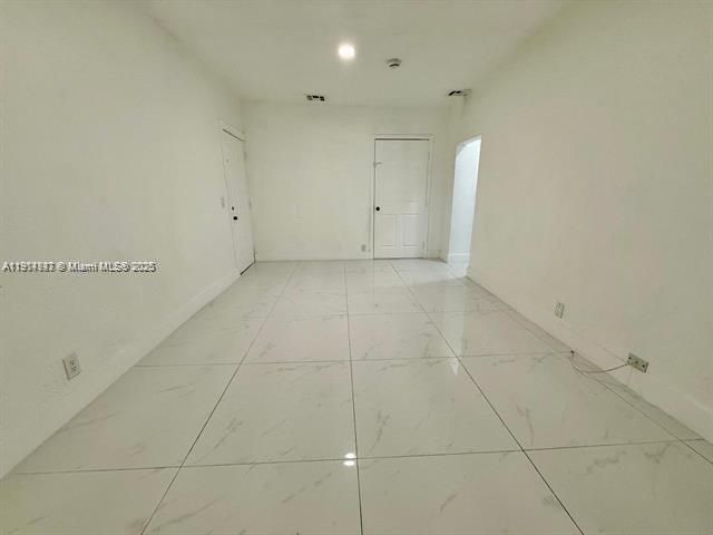 出租: $2,650 (2 贝兹, 1 浴室, 2320 平方英尺)