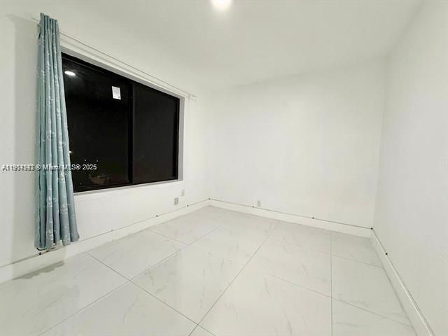 出租: $2,650 (2 贝兹, 1 浴室, 2320 平方英尺)