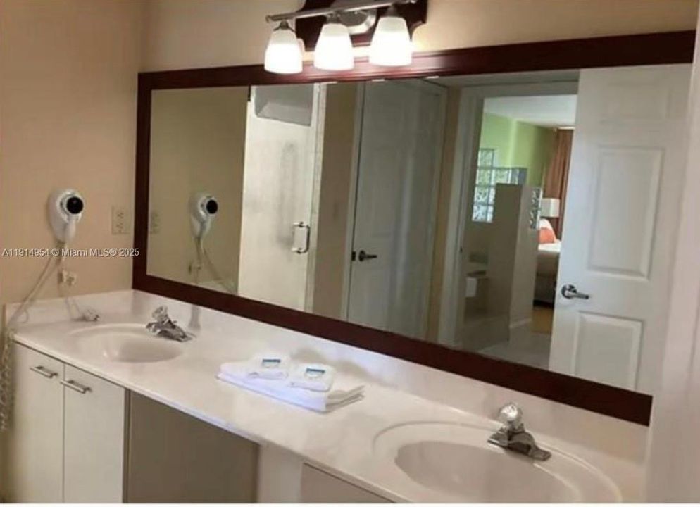 For Rent: $2,100 (1 beds, 1 baths, 850 Square Feet)