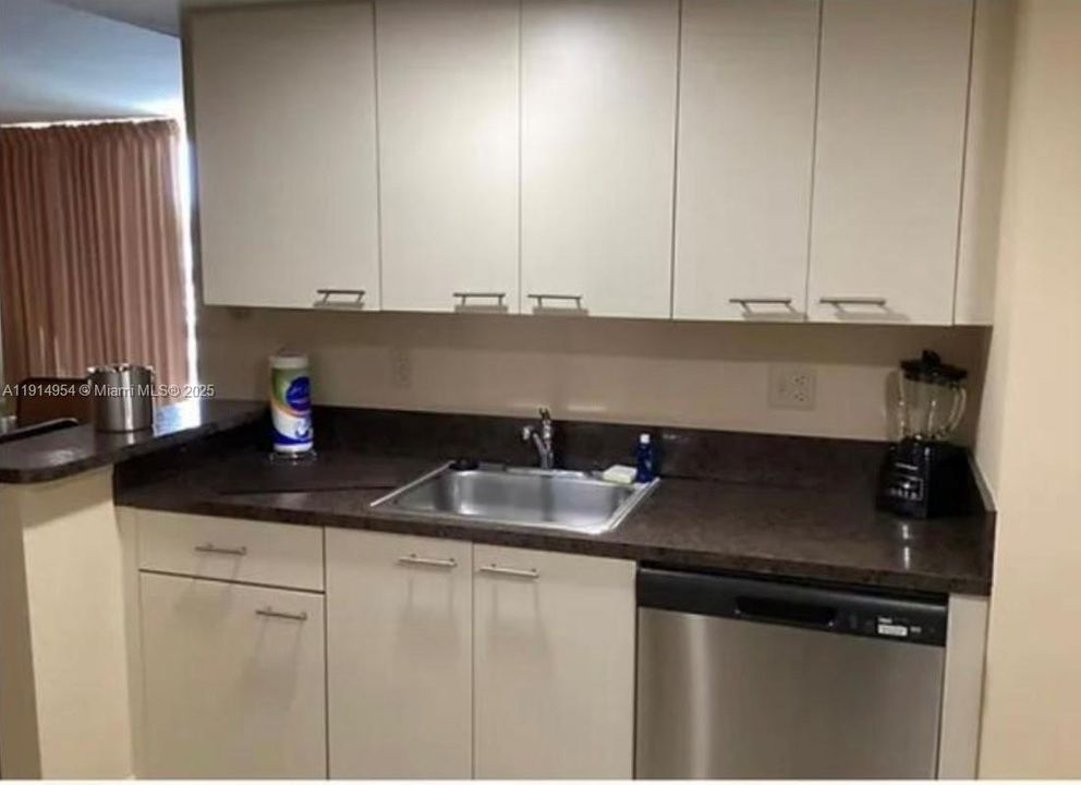 For Rent: $2,100 (1 beds, 1 baths, 850 Square Feet)