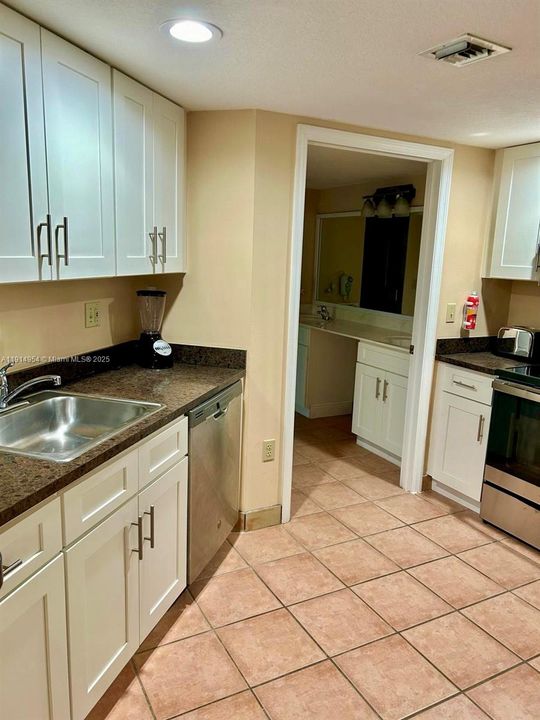 For Rent: $2,100 (1 beds, 1 baths, 850 Square Feet)