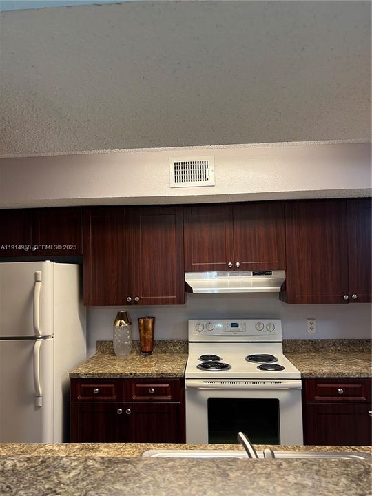 For Rent: $2,400 (2 beds, 2 baths, 1053 Square Feet)