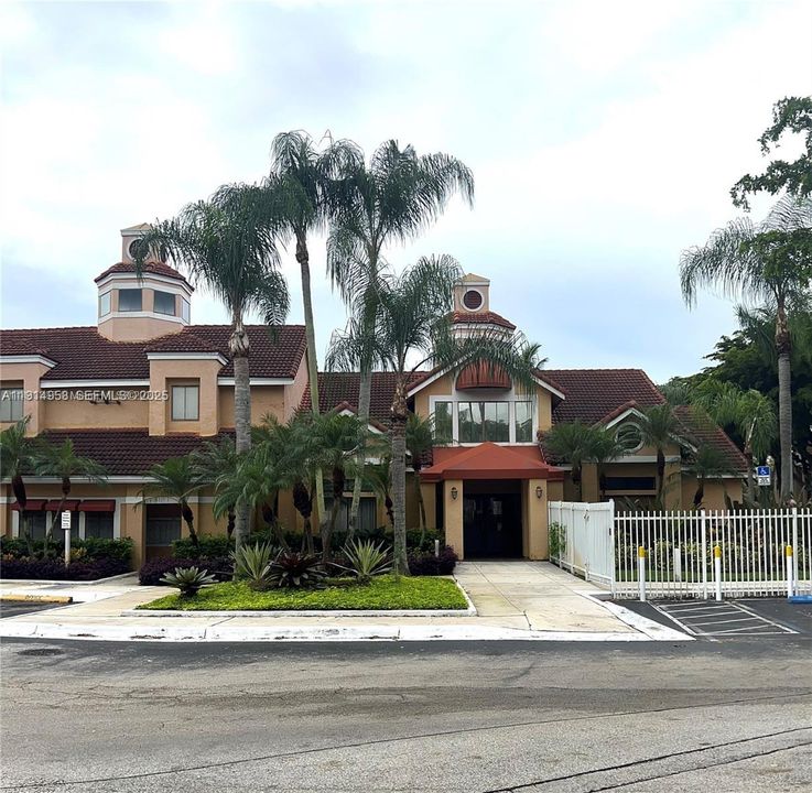 For Rent: $2,400 (2 beds, 2 baths, 1053 Square Feet)