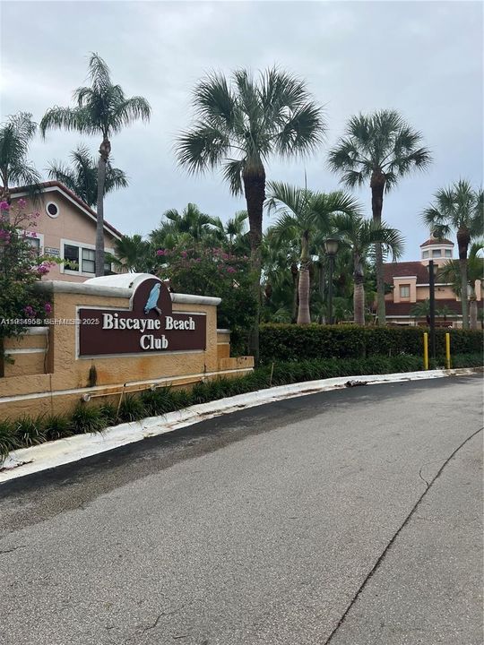 For Rent: $2,400 (2 beds, 2 baths, 1053 Square Feet)