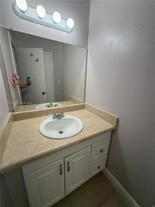 For Rent: $2,400 (2 beds, 2 baths, 1053 Square Feet)