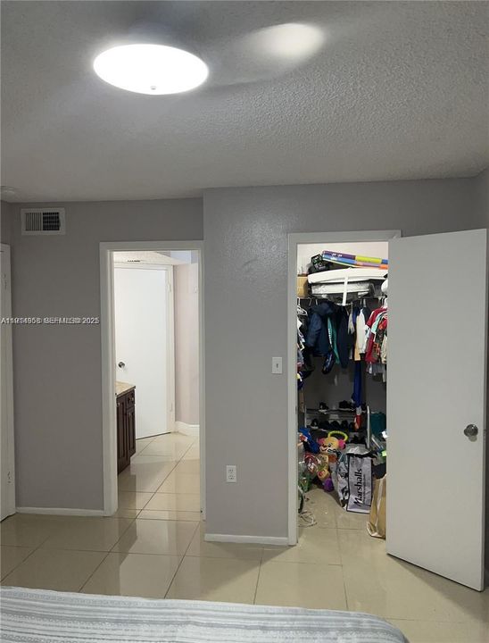 For Rent: $2,400 (2 beds, 2 baths, 1053 Square Feet)