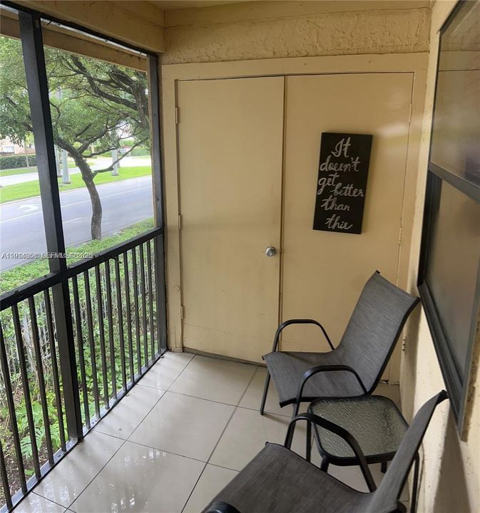 For Rent: $2,400 (2 beds, 2 baths, 1053 Square Feet)