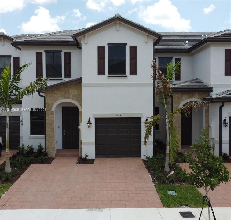 Activo con contrato: $3,600 (4 camas, 2 baños, 1914 Pies cuadrados)