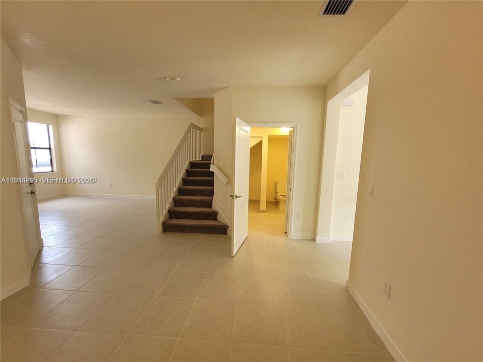 Activo con contrato: $3,600 (4 camas, 2 baños, 1914 Pies cuadrados)