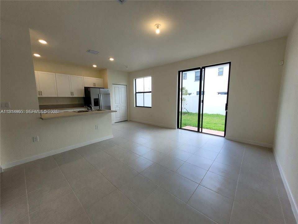 Activo con contrato: $3,600 (4 camas, 2 baños, 1914 Pies cuadrados)