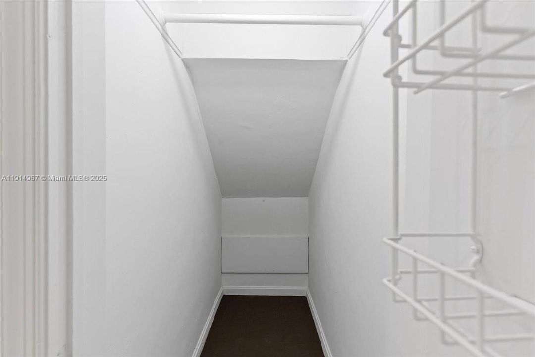 For Rent: $11,500 (5 beds, 3 baths, 3275 Square Feet)