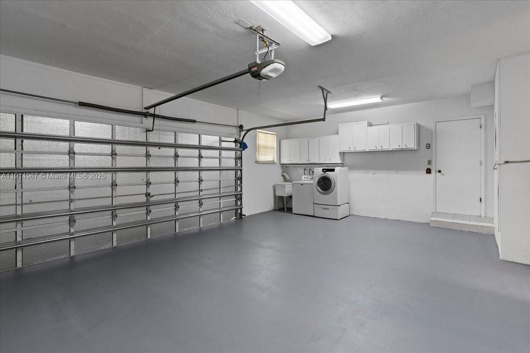 For Rent: $11,500 (5 beds, 3 baths, 3275 Square Feet)