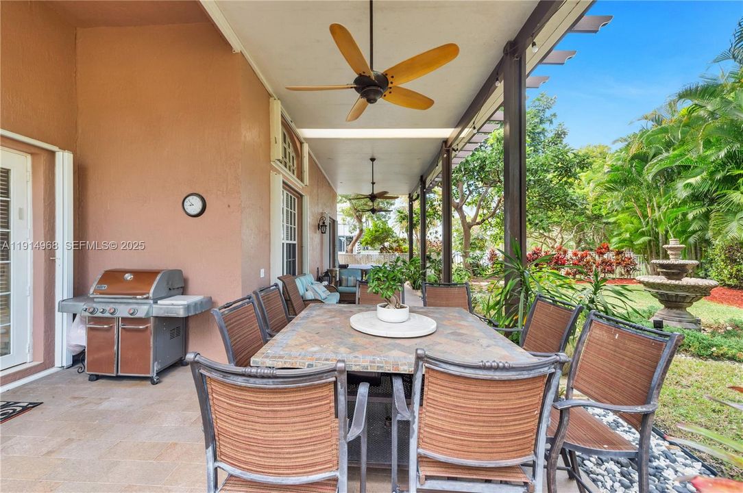 Activo con contrato: $810,000 (4 camas, 2 baños, 2555 Pies cuadrados)