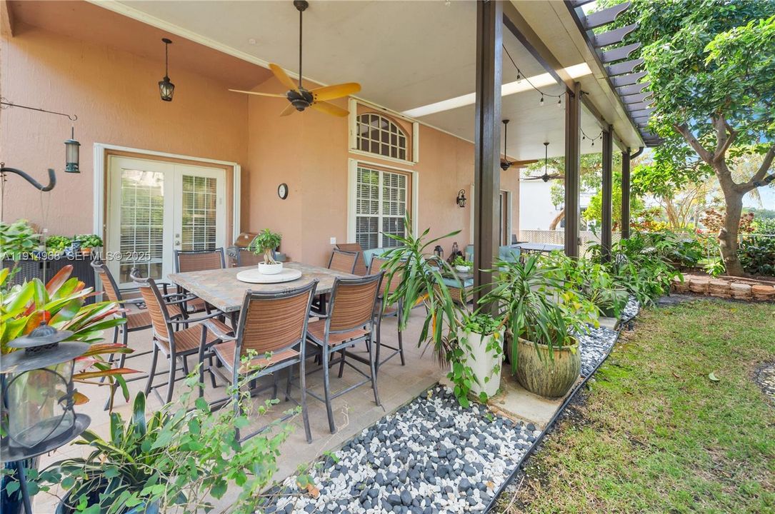 Activo con contrato: $810,000 (4 camas, 2 baños, 2555 Pies cuadrados)