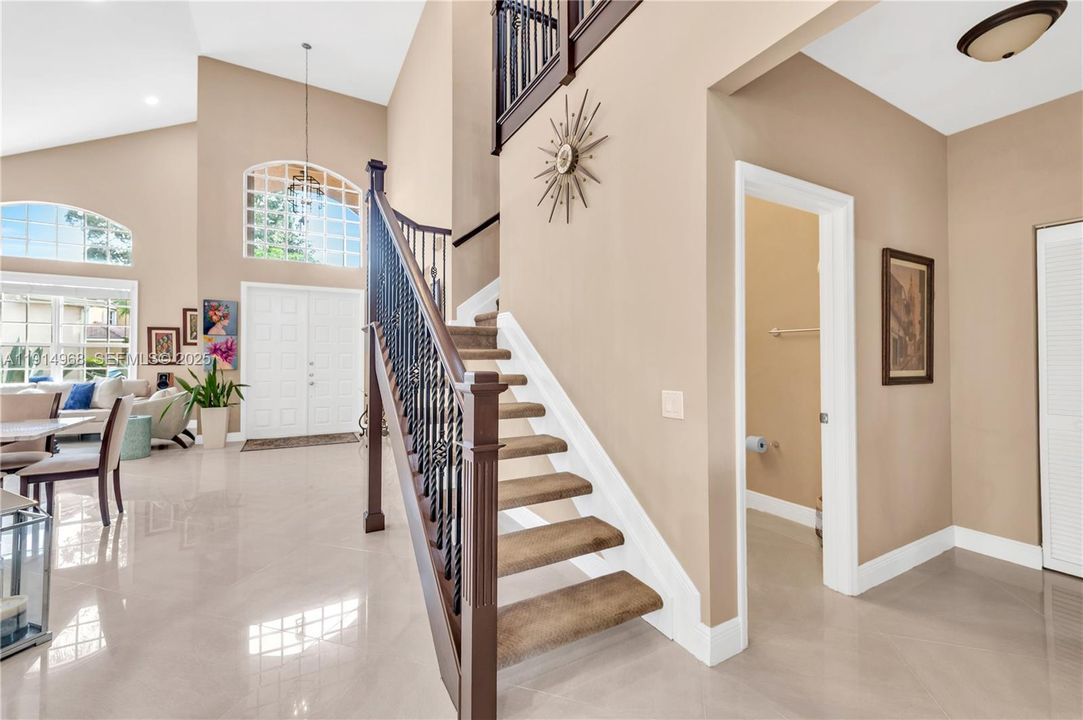 Activo con contrato: $810,000 (4 camas, 2 baños, 2555 Pies cuadrados)