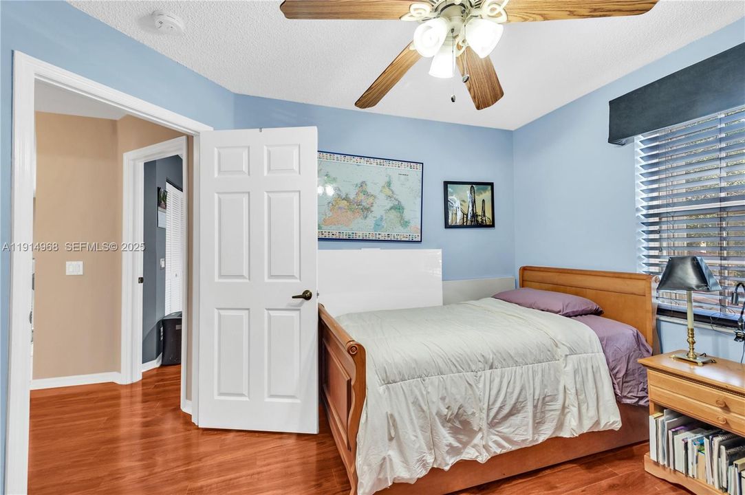 Activo con contrato: $810,000 (4 camas, 2 baños, 2555 Pies cuadrados)