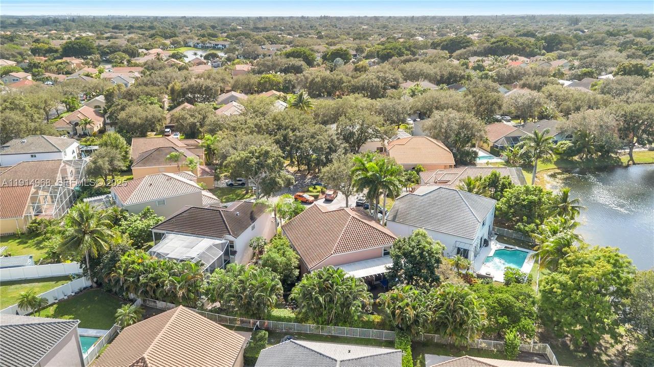 Activo con contrato: $810,000 (4 camas, 2 baños, 2555 Pies cuadrados)