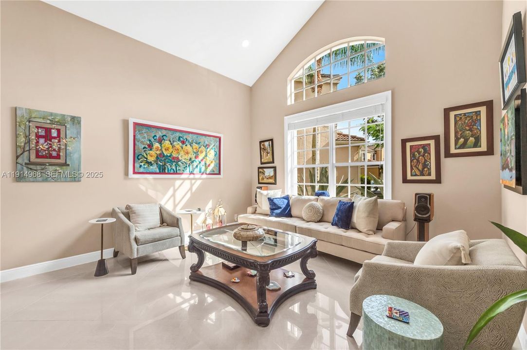 Activo con contrato: $810,000 (4 camas, 2 baños, 2555 Pies cuadrados)