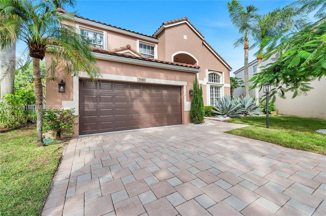 Activo con contrato: $810,000 (4 camas, 2 baños, 2555 Pies cuadrados)